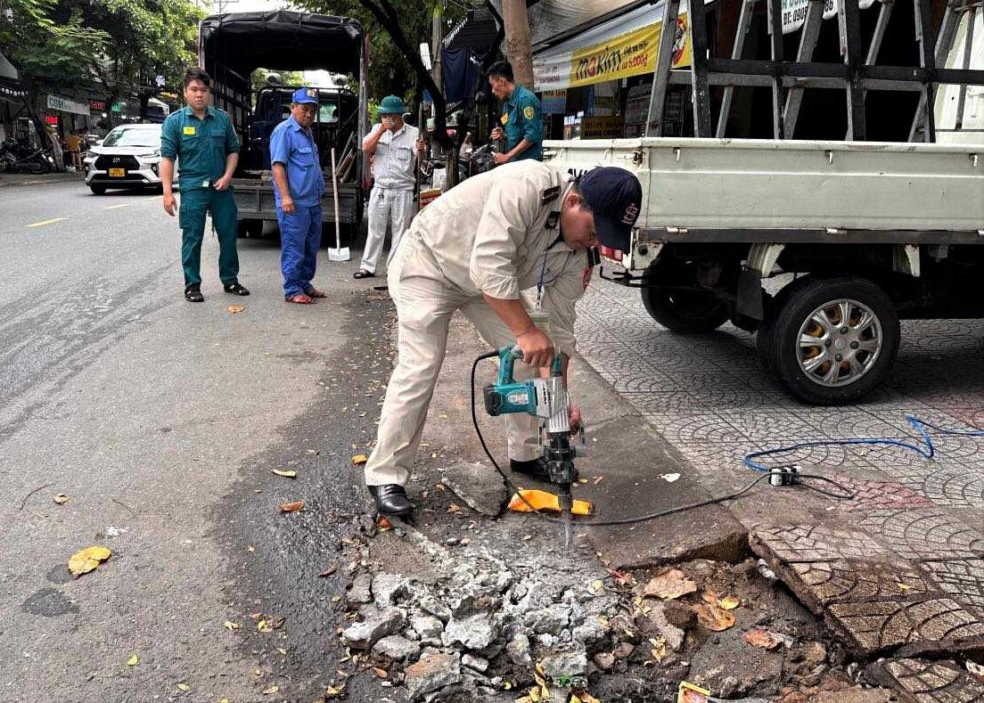 Trong khi đó, tại quận Sơn Trà, nhiều tuyến đường cũng được vệ sinh, dọn dẹp. Lực lượng chức năng tháo dỡ những vật cản đường thoát nước.