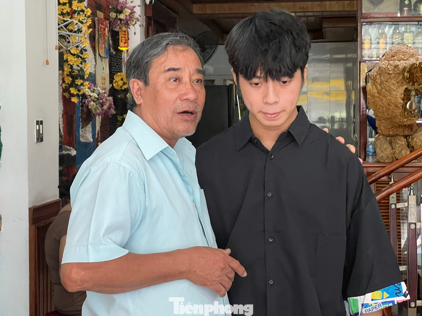 Hàng xóm tới động viên em Ánh trước nỗi đau mất mẹ.