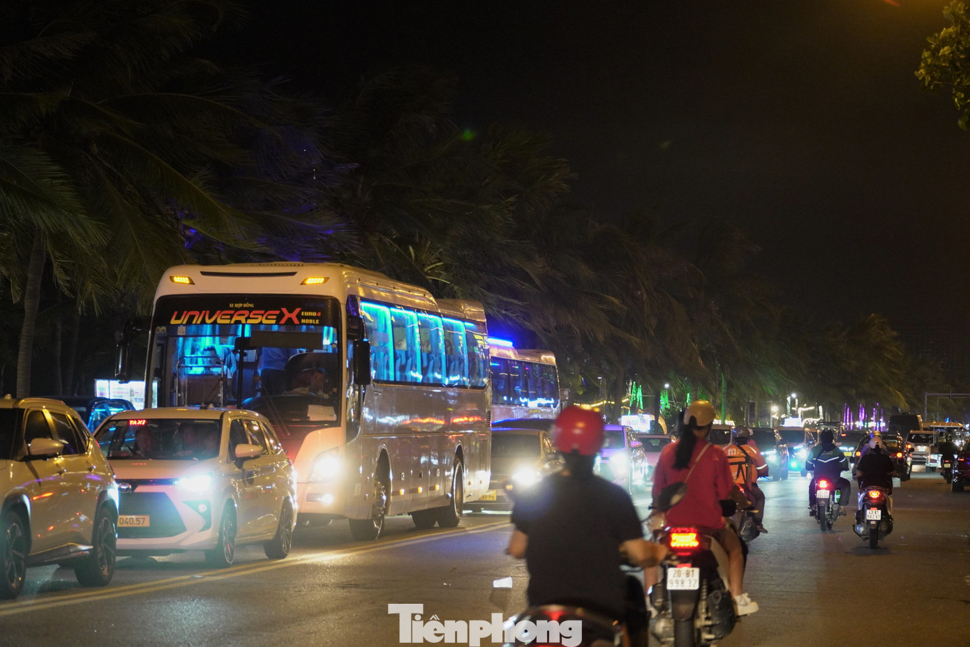 Nhiều đoạn xe không nhích được, nhất là khi có xe chở khách loại lớn. Các xe này đón trả khách từ các khách sạn quanh khu vực ven biển. Anh Nguyễn Hải Long (41 tuổi, Thanh Hóa) mệt mỏi cho hay đã mất rất nhiều thời gian chờ đợi. "Tôi cũng có nghe đường biển đông người vào ban đêm nhưng không nghĩ lại bị kẹt xe như thế này", anh nói.