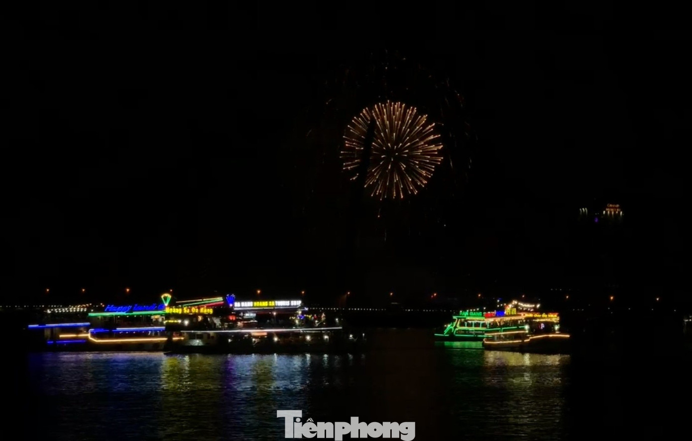 Từ sông Hàn có thể xem các màn trình diễn pháo hoa hằng đêm. Ảnh: Thanh Hiền.