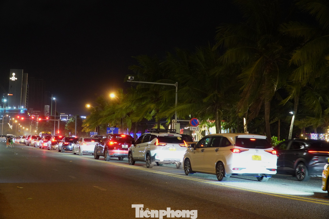 Ô tô nối đuôi nhau xếp hàng dài, hướng từ quận Ngũ Hành Sơn lên quận Sơn Trà. Ảnh: Thanh Hiền.