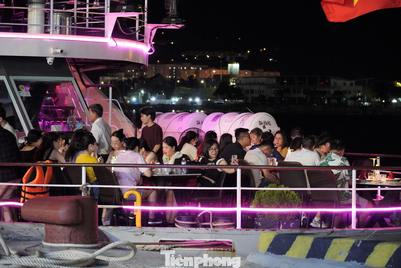 Ở các tàu hạng sang, du khách được phục vụ ăn tối ngay trên tàu. Ảnh: Thanh Hiền.