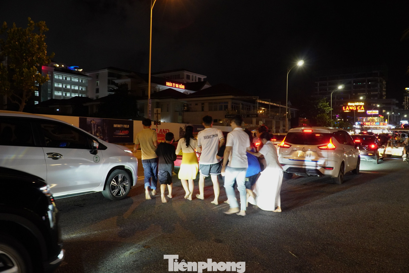 Xe máy tìm cách leo lên vỉa hè để tìm cách thoát khỏi ùn tắc, người đi bộ tranh thủ xe đang dừng vội vã cắt đuôi sang đường. Ảnh: Thanh Hiền.