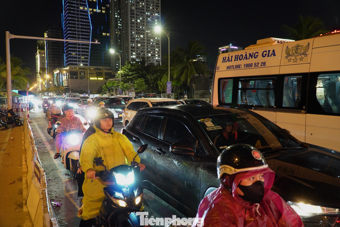 Bị kẹt dưới mưa khiến người đi đường thêm mệt mỏi. Ảnh: Thanh Hiền.