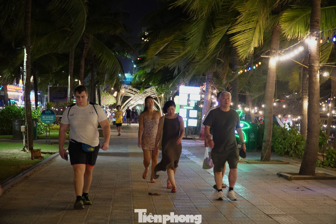 Tuyến đường ven biển tập trung nhiều khách sạn, nhà hàng, điểm vui chơi giải trí. Theo Sở Du lịch TP Đà Nẵng, phần lớn du khách đến Đà Nẵng trong dịp lễ Quốc khánh đều chọn lưu trú ở khu vực này. Ảnh: Thanh Hiền.