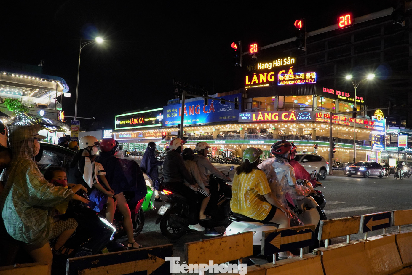 Tuyến đường ven biển tập trung nhiều khách sạn, nhà hàng, điểm vui chơi giải trí. Theo Sở Du lịch TP Đà Nẵng, phần lớn du khách đến Đà Nẵng trong dịp lễ Quốc khánh đều chọn lưu trú ở khu vực này. Ảnh: Thanh Hiền.