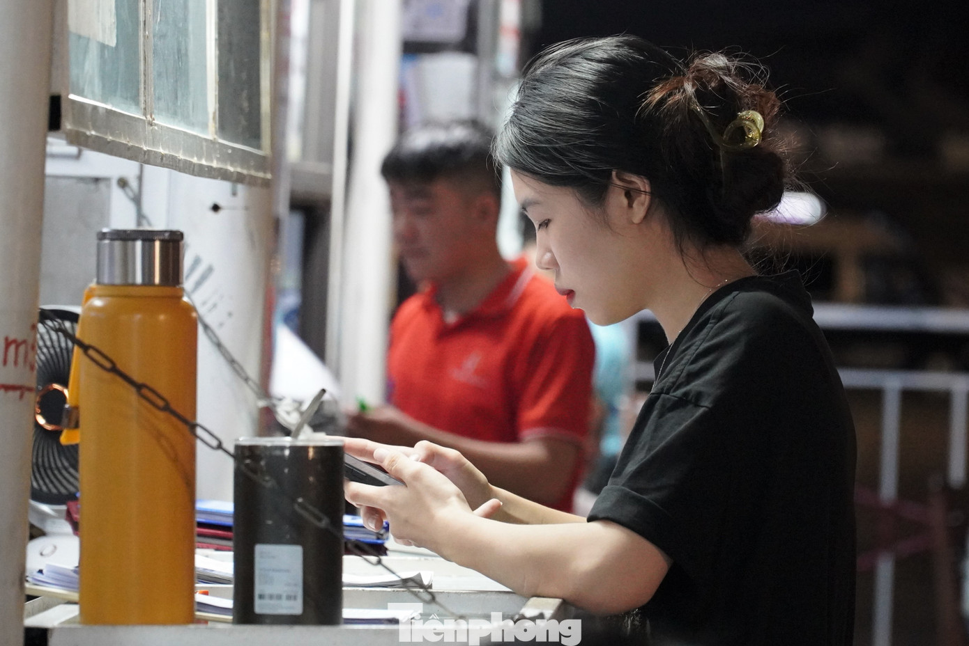 Tùy vào số lượng khách, các tàu bán vé trên dưới 100.000đ/người. Một số tàu hạng sang có giá từ 400 – 800 ngàn/người. Loại tàu này có phục vụ bữa tối. Ảnh: Thanh Hiền.