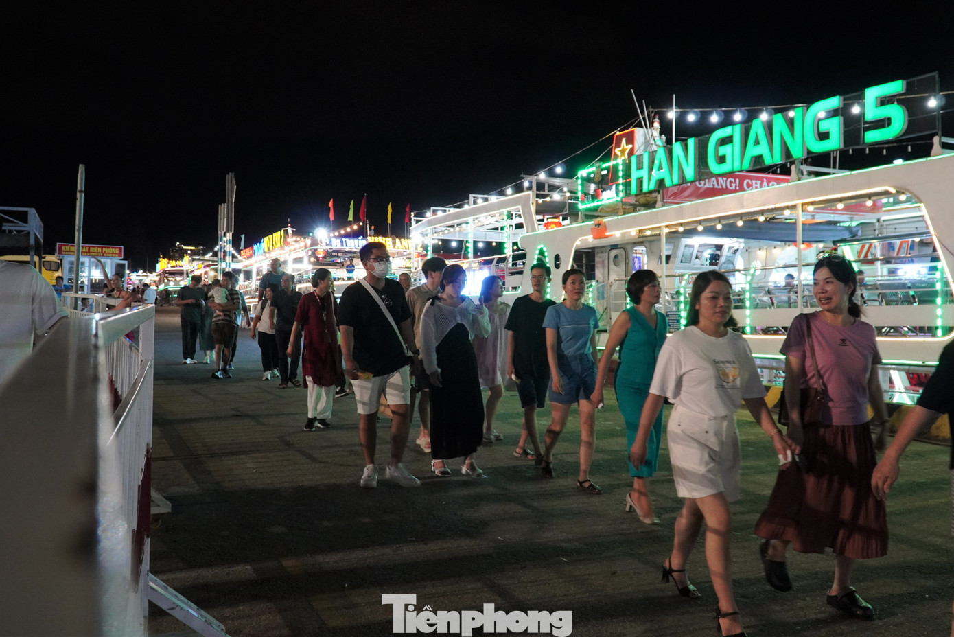 Từ 20h, du khách đến cảng nhiều hơn. Nguyễn Ngọc Bảo Anh (27 tuổi, quê Nam Định) cho hay trước khi đến Đà Nẵng cô đã tìm hiểu các địa điểm, dịch vụ giải trí và rất ấn tượng với du thuyền trên sông Hàn. “Em thấy rất thú vị vì vừa được ngắm thành phố ban đêm, vừa được xem cầu Rồng phun lửa và bắn pháo hoa. Sau chuyến đi này, em sẽ giới thiệu cho bạn bè, người thân đến Đà Nẵng để trải nghiệm”, Bảo Anh chia sẻ. Ảnh: Thanh Hiền.