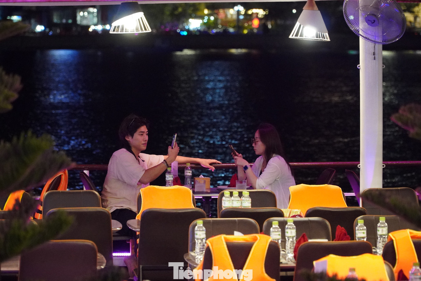 Một đôi bạn trẻ ngồi hóng mát trước khi tàu chạy. Ảnh: Thanh Hiền.