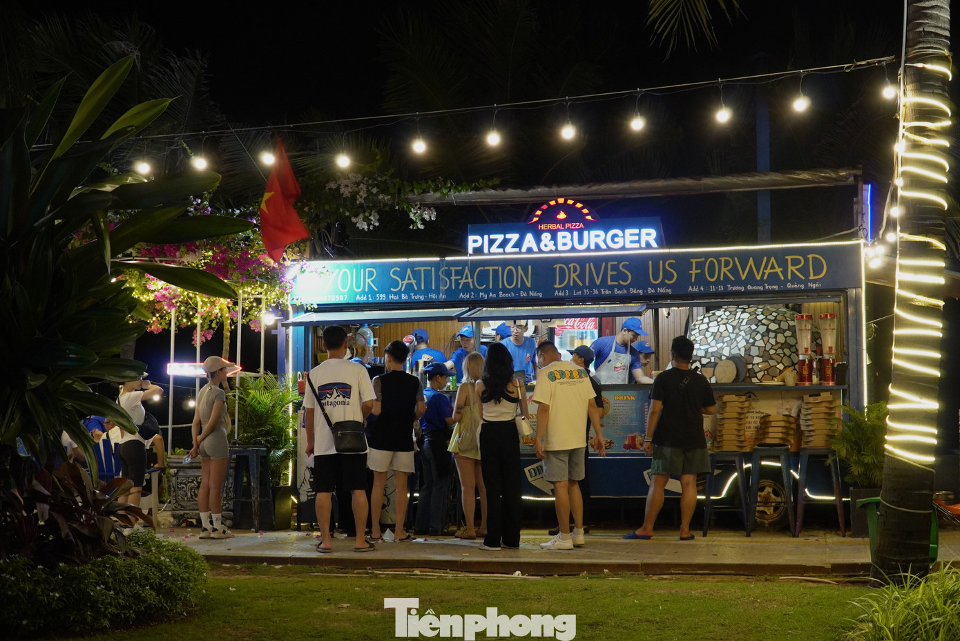 Tuyến đường ven biển tập trung nhiều khách sạn, nhà hàng, điểm vui chơi giải trí. Theo Sở Du lịch TP Đà Nẵng, phần lớn du khách đến Đà Nẵng trong dịp lễ Quốc khánh đều chọn lưu trú ở khu vực này. Ảnh: Thanh Hiền.