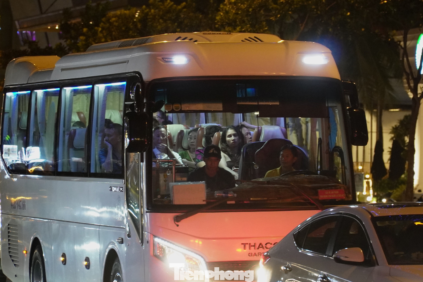 Du khách mệt mỏi vì mắc kẹt quá lâu. Ảnh: Thanh Hiền.