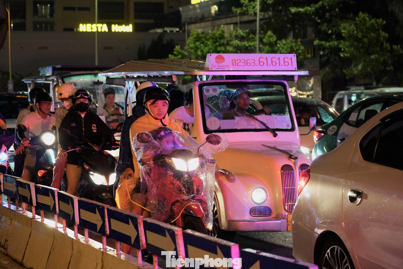 Xe ô tô, xe điện, xe máy chen chen chúc hỗn loạn giữa đường. Theo ghi nhận, từ 19h là thời điểm tuyến đường này bắt đầu ùn tắc. Anh Hải, nhân viên một bãi giữ xe gần đó cho hay các tối trong dịp lễ, đoạn đường biển đều xảy ra tình trạng này. "Họ không chỉ đi ăn uống mà ai cũng rời khách sạn để đi xem cầu Rồng phun lửa. Sau 21h đoạn đường này mới thông thoáng hơn", anh cho hay. Ảnh: Thanh Hiền.