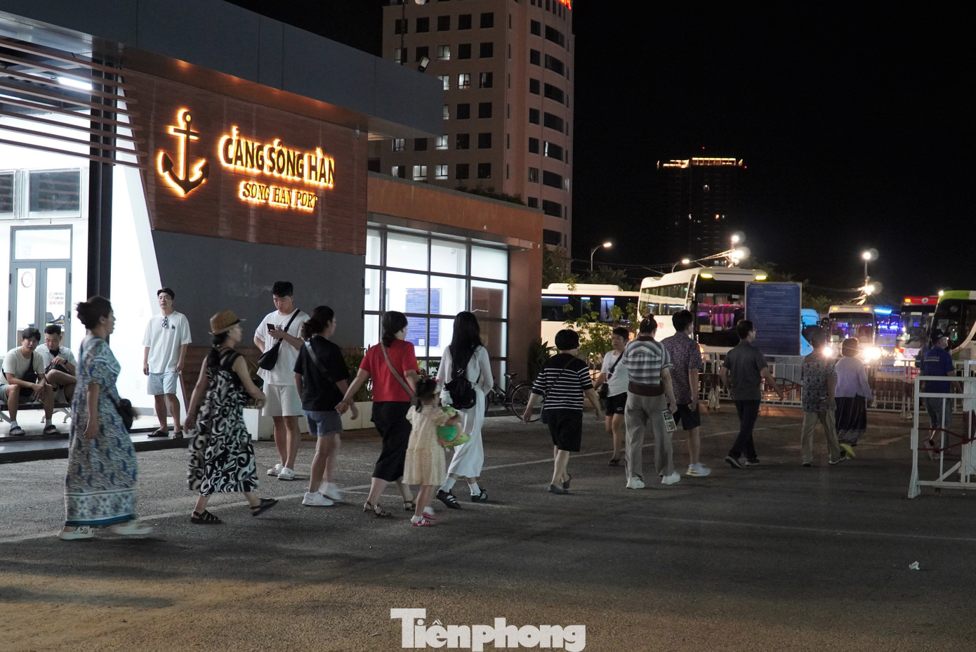 Theo ghi nhận của PV Tiền Phong, từ 18h, du khách bắt đầu đổ về cảng sông Hàn mua vé đi du thuyền. Phần lớn là khách đi theo đoàn. Ảnh: Thanh Hiền.