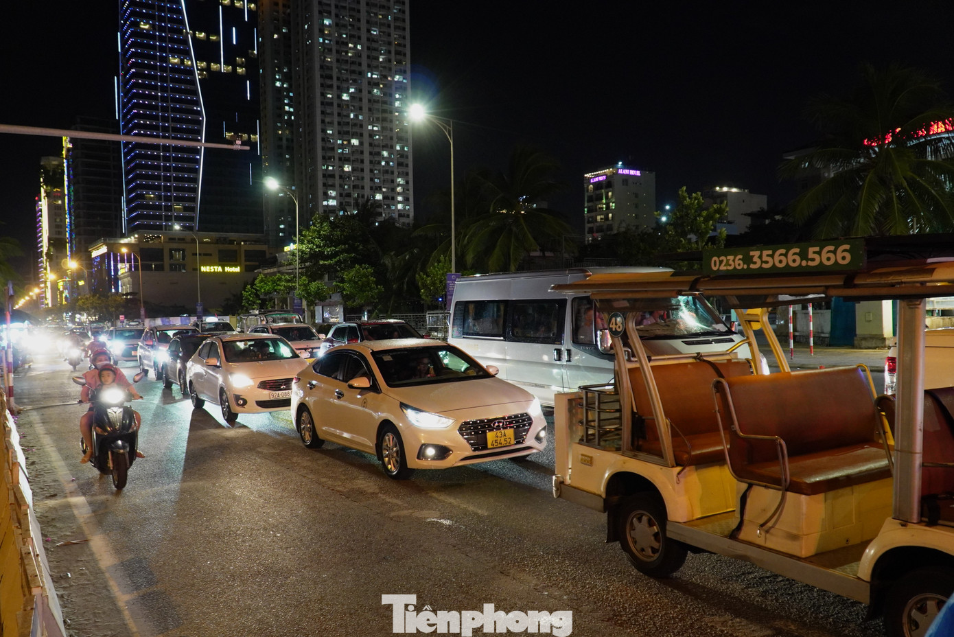 Sau 21h, tuyến đường biển mới bớt tình trạng ùn ứ, đi lại thuận tiện hơn. Ảnh: Thanh Hiền.