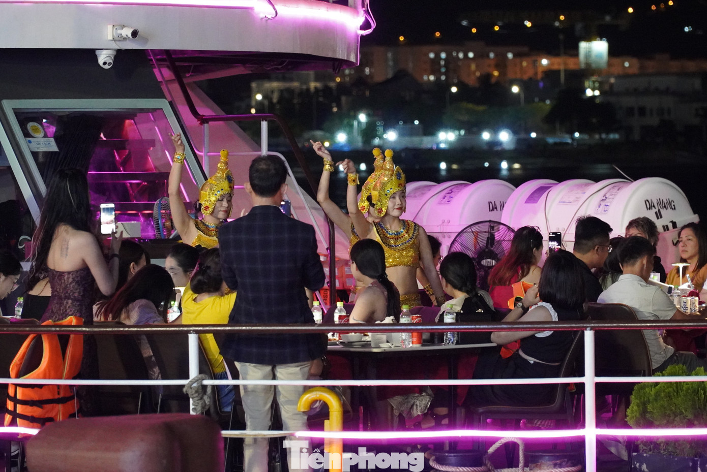 Các tàu đều đãi du khách nhiều tiết mục nghệ thuật trước khi xuất phát. Anh Hoàng Văn Minh (Hải Phòng) cho hay đã đi du thuyền nhiều nơi, nhưng ấn tượng với du thuyền ở Đà Nẵng vì dịch vụ, phục vụ rất chu đáo, cởi mở. "Cảnh quan hai bên sông cũng rất đẹp, đáng để trải nghiệm", anh đánh giá. Ảnh: Thanh Hiền.