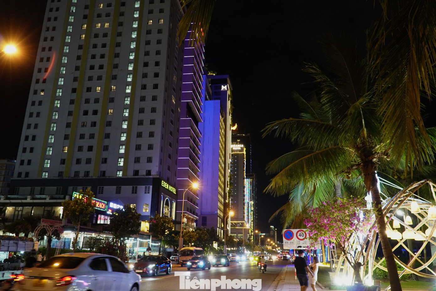 Tuyến đường ven biển tập trung nhiều khách sạn, nhà hàng, điểm vui chơi giải trí. Theo Sở Du lịch TP Đà Nẵng, phần lớn du khách đến Đà Nẵng trong dịp lễ Quốc khánh đều chọn lưu trú ở khu vực này. Ảnh: Thanh Hiền.