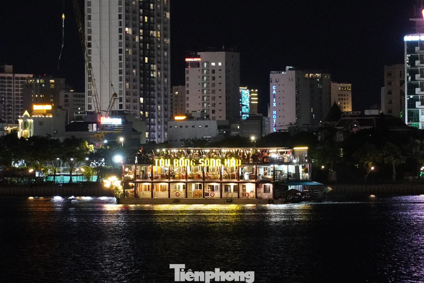 Ông Nguyễn Hữu Mỹ - lái tàu M.X. - cho hay, mỗi đêm tàu chạy 3 chuyến, chuyến gần thời gian cầu Rồng phun lửa (21h) đông khách nhất. Các tàu khác cũng kín khách trong dịp này với số lượng từ 70-90 khách/tàu. Các tàu sẽ đi qua cầu sông Hàn, cầu Rồng, xuôi về khu vực cầu Trần Thị Lý. Mỗi chuyến tàu chạy khoảng 45 phút. Ảnh: Thanh Hiền.