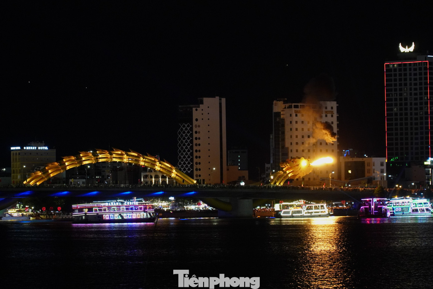 Đoàn tàu dừng lại cho du khách xem cầu Rồng phun lửa. Dịp lễ này, cầu Rồng phun lửa trong 4 đêm từ 30/8-2/9. Ảnh: Thanh Hiền.