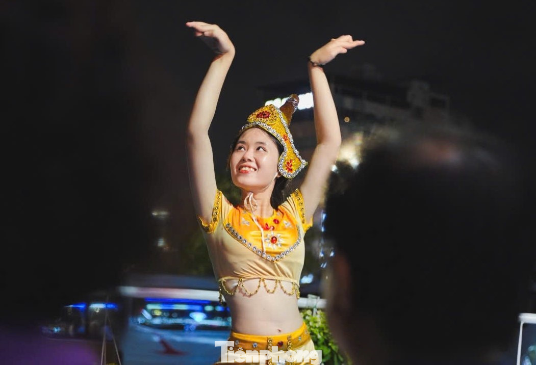 Các tàu đều đãi du khách nhiều tiết mục nghệ thuật trước khi xuất phát. Anh Hoàng Văn Minh (Hải Phòng) cho hay đã đi du thuyền nhiều nơi, nhưng ấn tượng với du thuyền ở Đà Nẵng vì dịch vụ, phục vụ rất chu đáo, cởi mở. "Cảnh quan hai bên sông cũng rất đẹp, đáng để trải nghiệm", anh đánh giá. Ảnh: Thanh Hiền.