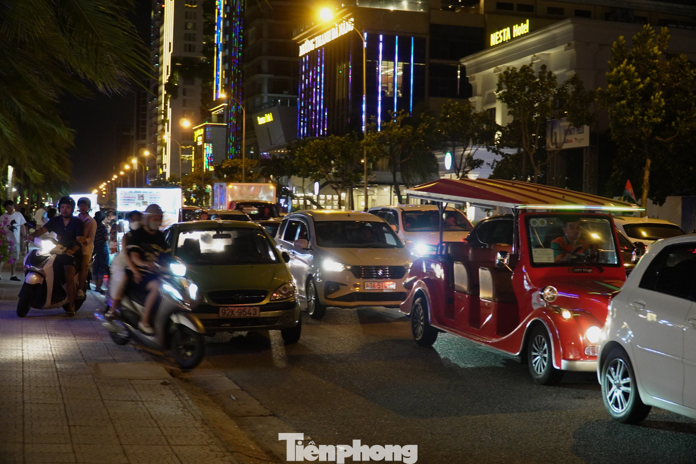 Xe máy tìm cách leo lên vỉa hè để tìm cách thoát khỏi ùn tắc, người đi bộ tranh thủ xe đang dừng vội vã cắt đuôi sang đường. Ảnh: Thanh Hiền.