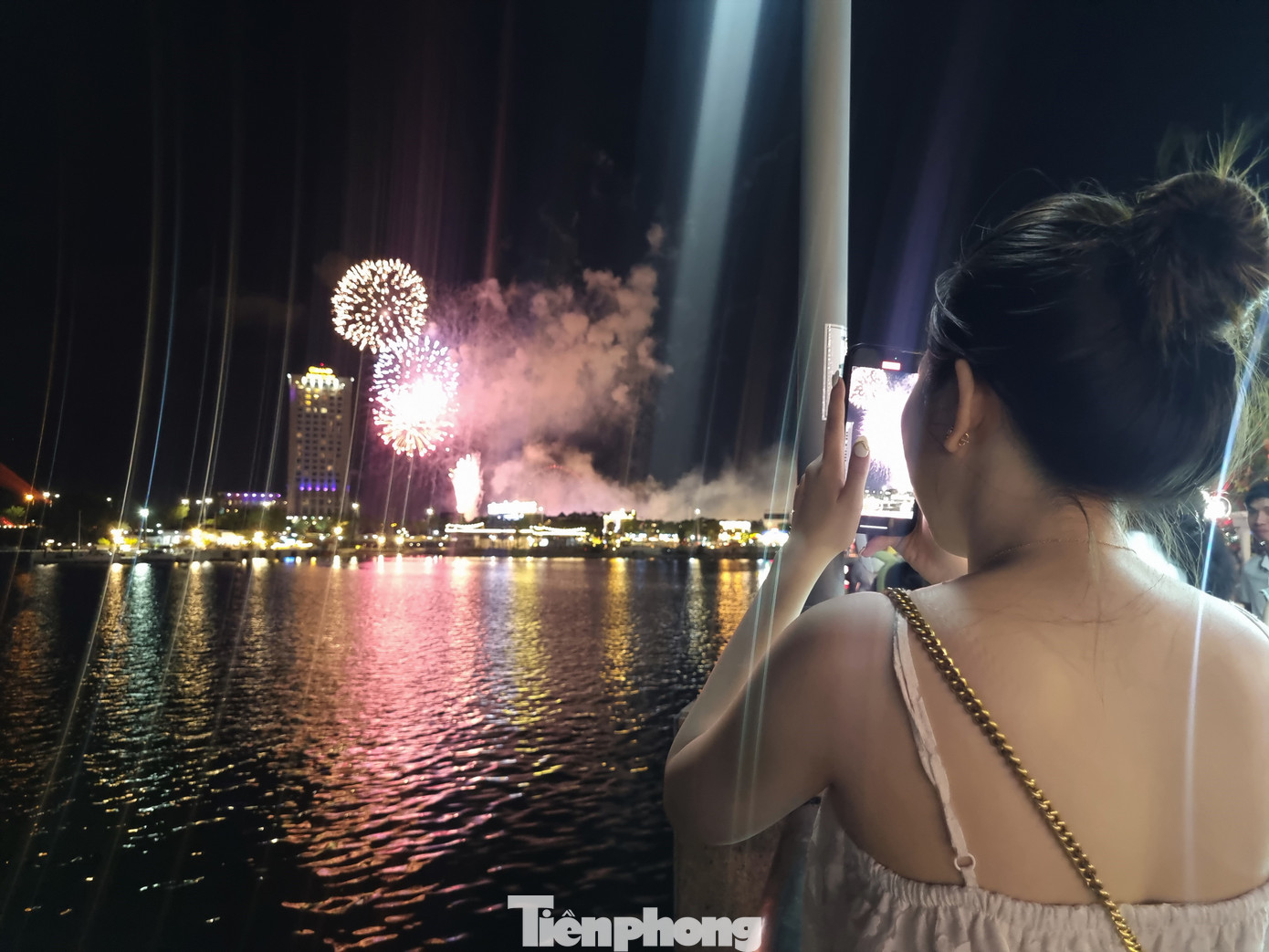 Từ sông Hàn có thể xem các màn trình diễn pháo hoa hằng đêm. Ảnh: Thanh Hiền.