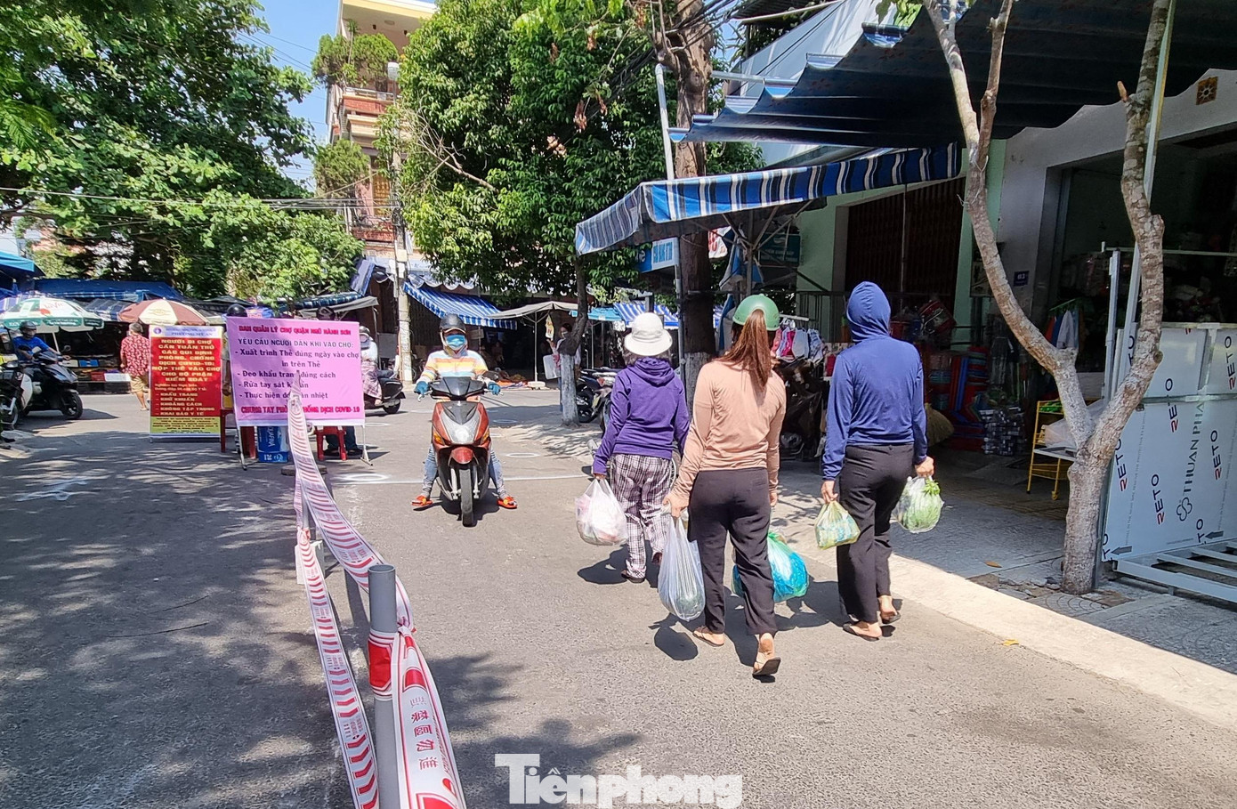 Người dân ra khỏi chợ với những túi thực phẩm đủ cho gia đình dùng trong vài ngày. Ảnh: Thanh Trần.