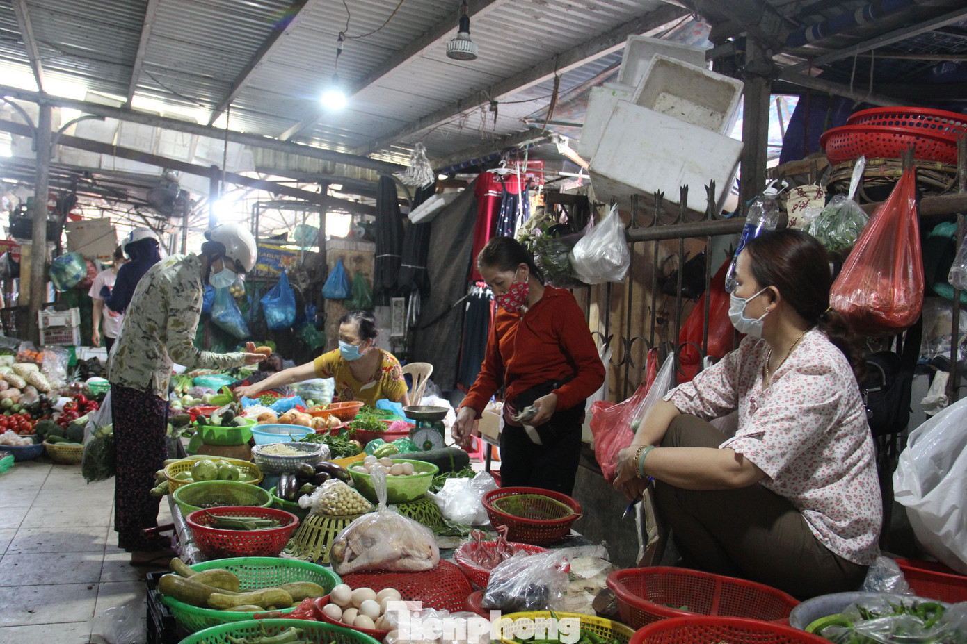 Tiểu thương chỉ được bán các mặt hàng thiết yếu theo quy định. Ảnh: Thanh Trần.