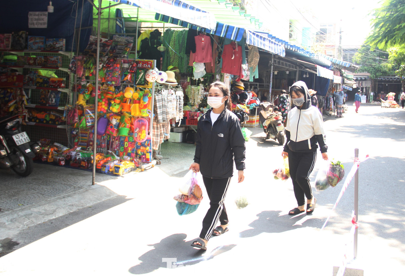 Người dân tới chợ mua thức ăn chỉ đủ cho ba ngày. Ảnh: Thanh Trần.