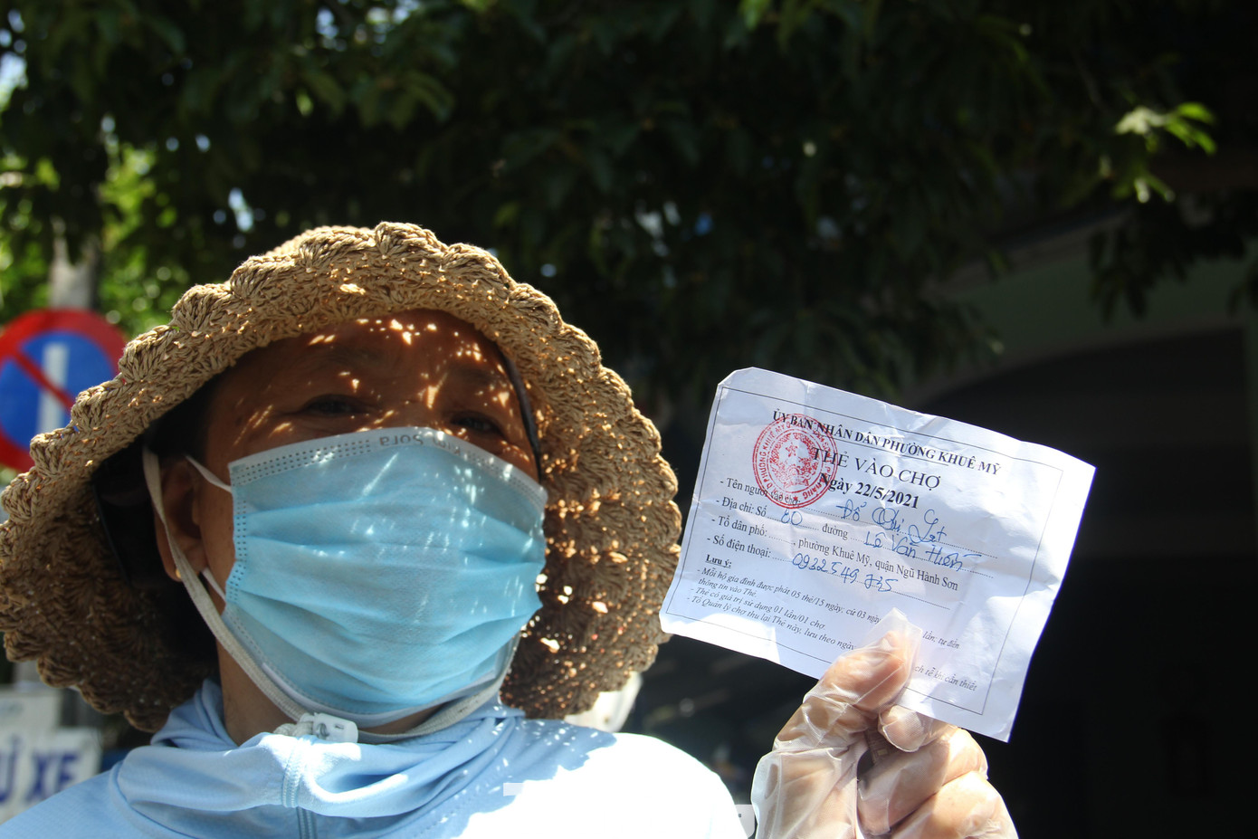 Mỗi hộ dân được 5 phiếu đi chợ dùng trong 15 ngày. Ảnh: Thanh Trần.