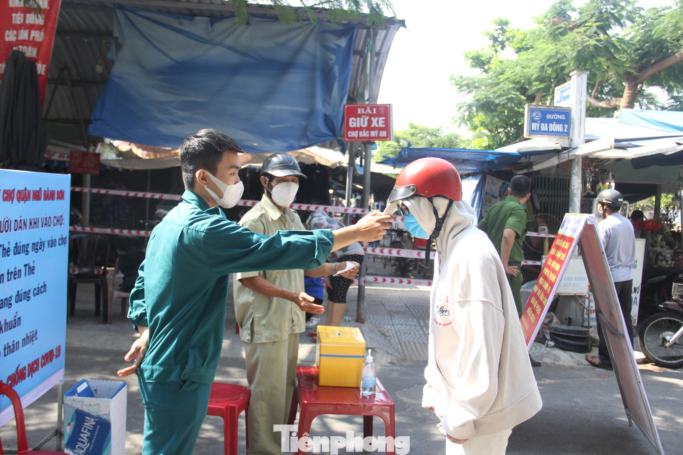 Đồng thời kiểm tra thân nhiệt. Ảnh: Thanh Trần.