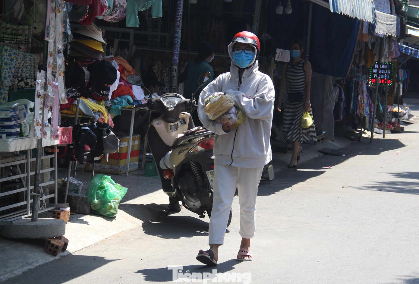 Hầu hết người dân chỉ mua những thực phẩm thiết yếu, không tích trữ. Ảnh: Thanh Trần.