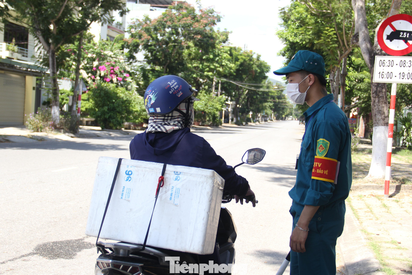 Người dân chỉ được ra đường khi mua lương thực thực phẩm, làm việc...Ảnh: Thanh Trần.