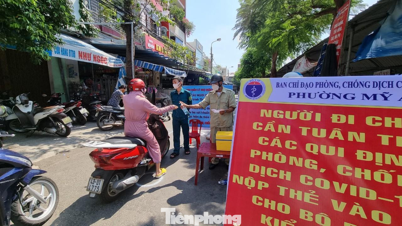 Đà Nẵng yêu cầu người dân phải khai báo y tế, thực hiện đầu đủ các biện pháp phòng chống dịch trước khi vào chợ. Ảnh: Thanh Trần. Đà Nẵng yêu cầu người dân phải khai báo y tế, thực hiện đầu đủ các biện pháp phòng chống dịch trước khi vào chợ. Ảnh: Thanh Trần.