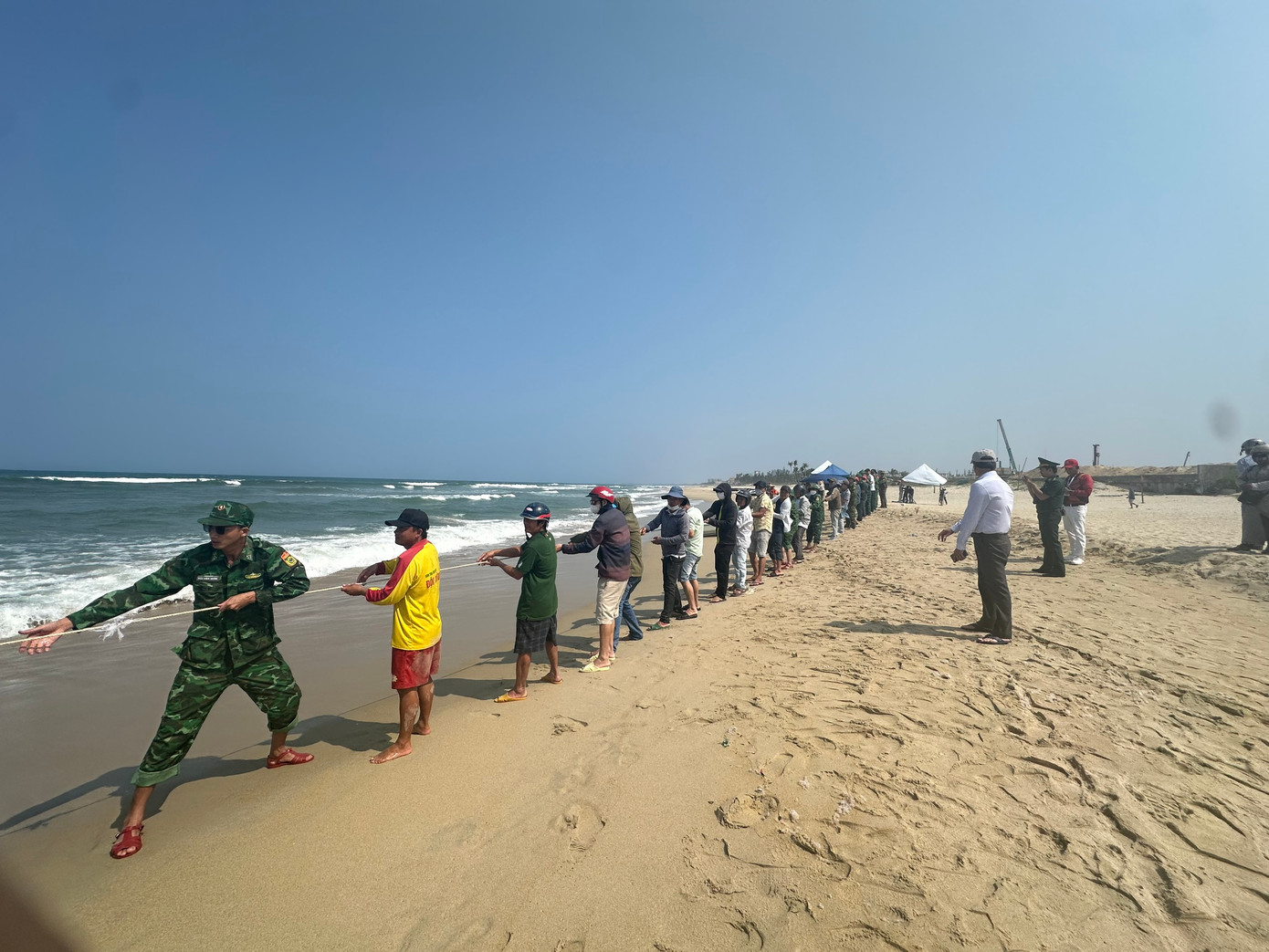 Lực lượng chức năng và người dân nỗ lực tìm kiếm học sinh còn lại. Lực lượng chức năng và người dân nỗ lực tìm kiếm học sinh còn lại.