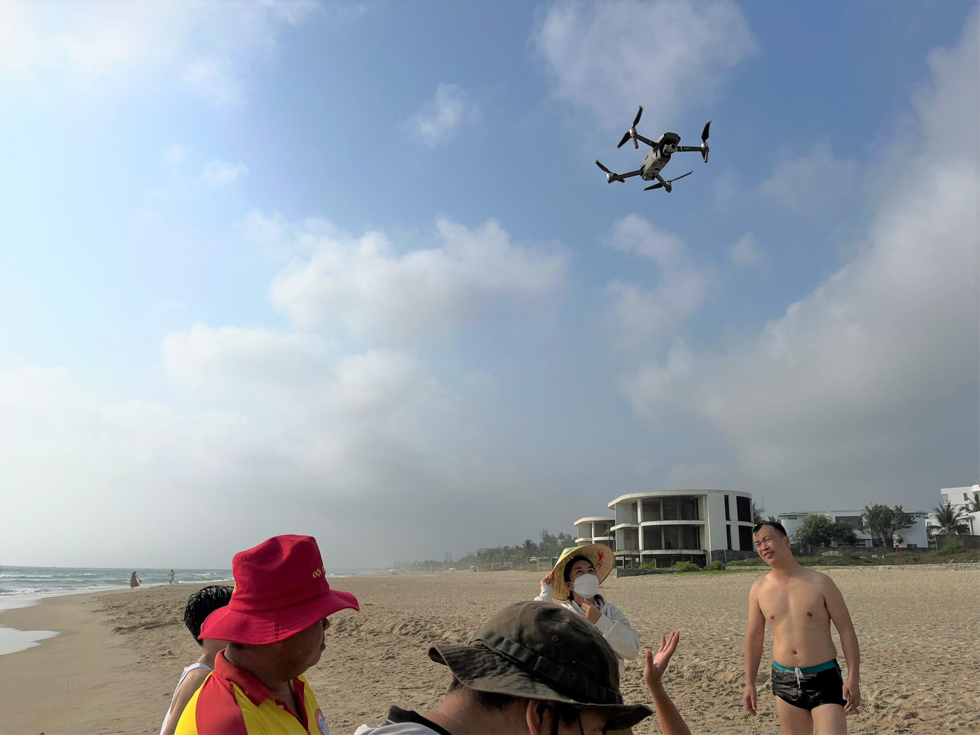 Chính quyền địa phương huy động hơn 20 thiết bị bay hỗ trợ tìm kiếm học sinh bị sóng cuốn. Chính quyền địa phương huy động hơn 20 thiết bị bay hỗ trợ tìm kiếm học sinh bị sóng cuốn.