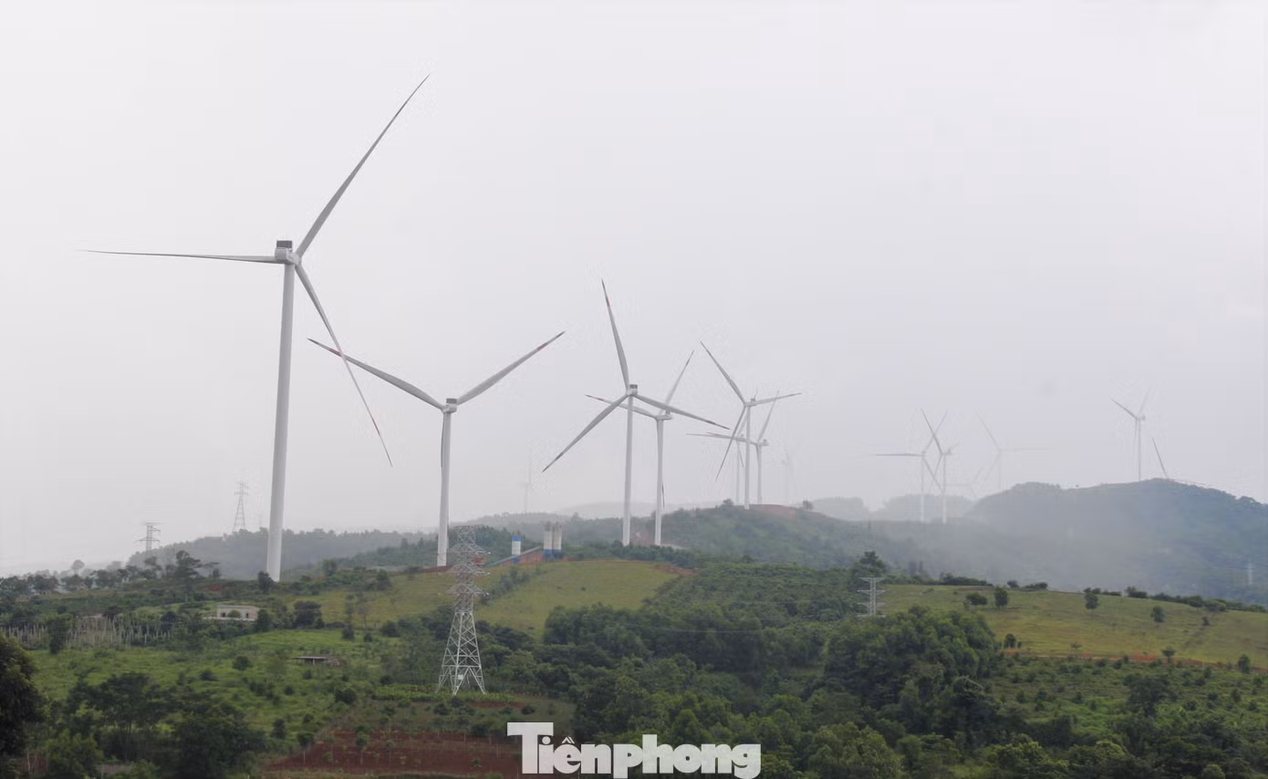 Các dự án điện gió ở huyện Hướng Hoá là điểm nhấn cho du lịch ở vùng cao. Quảng Trị có hàng chục dự án điện gió, phần lớn đã đi vào hoạt động.