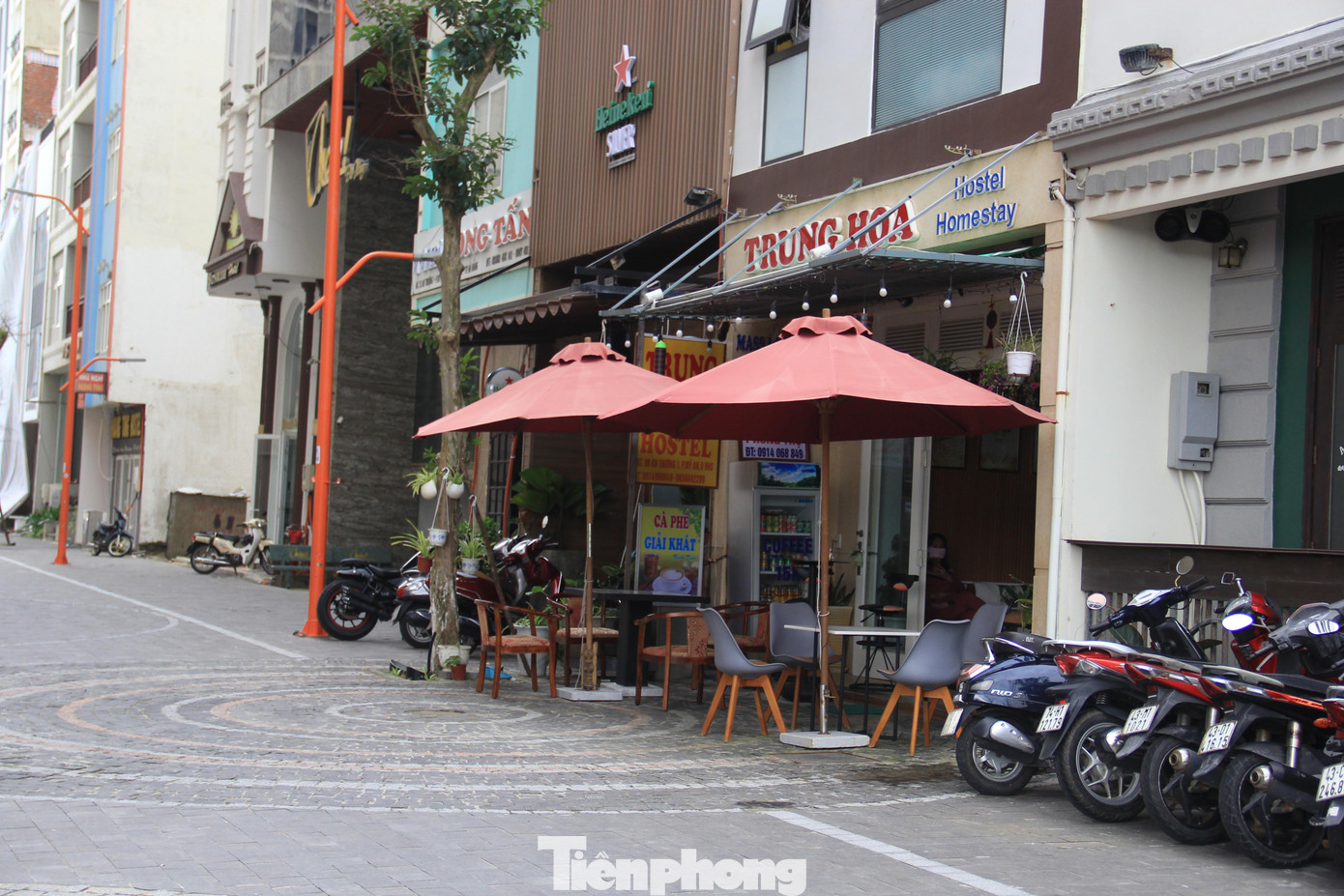 Anh Nguyễn Văn Hòa (đường An Thượng 1), chia sẻ: “Việc cải tạo lại làm phố du lịch có diện mạo mới, gây ấn tượng với du khách. Những hộ kinh doanh như chúng tôi có mặt tiền sạch đẹp hơn”. Anh Nguyễn Văn Hòa (đường An Thượng 1), chia sẻ: “Việc cải tạo lại làm phố du lịch có diện mạo mới, gây ấn tượng với du khách. Những hộ kinh doanh như chúng tôi có mặt tiền sạch đẹp hơn”.