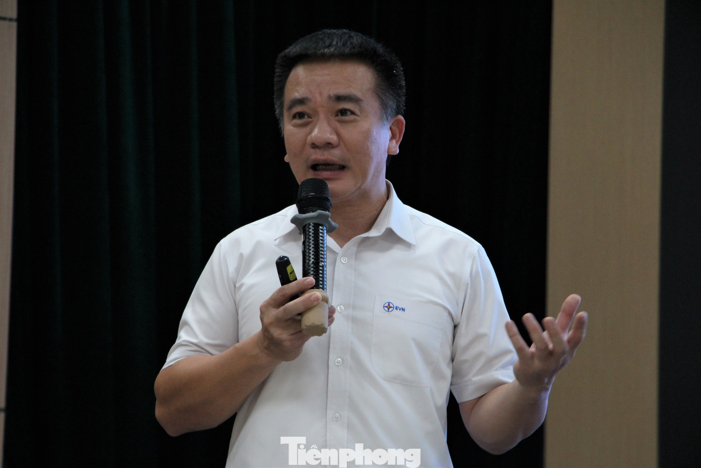 Ông Trần Viết Nguyên, Phó Ban Kinh doanh, Tập đoàn Điện lực Việt Nam chia sẻ về cách sử dụng các thiết bị để tiết kiệm điện.