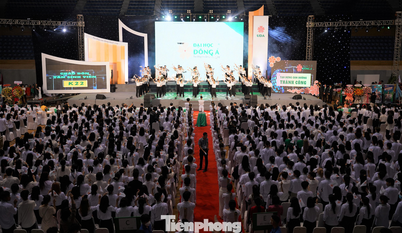 Hàng ngàn sinh viên đã được Hoa hậu Hoàn vũ tiếp thêm động lực vượt khó.