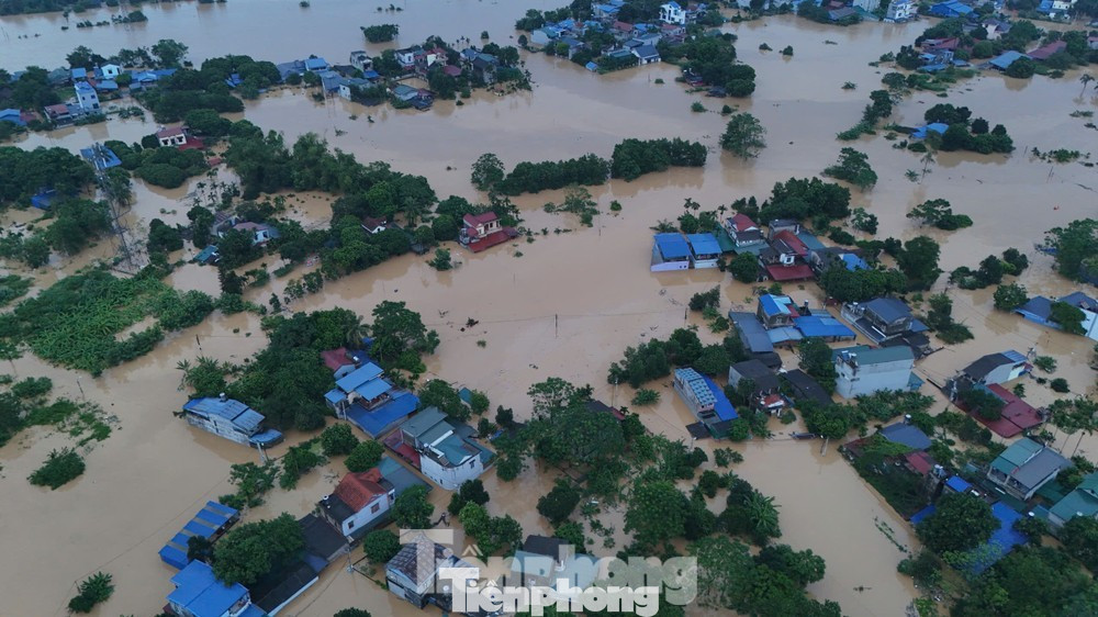 Nhà cửa chìm trong nước, nhiều nơi lũ xóa sổ nhà cửa hoàn toàn. Nhà cửa chìm trong nước, nhiều nơi lũ xóa sổ nhà cửa hoàn toàn.