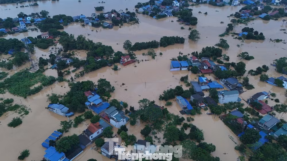Nhà cửa chìm trong nước, nhiều nơi lũ xóa sổ nhà cửa hoàn toàn.