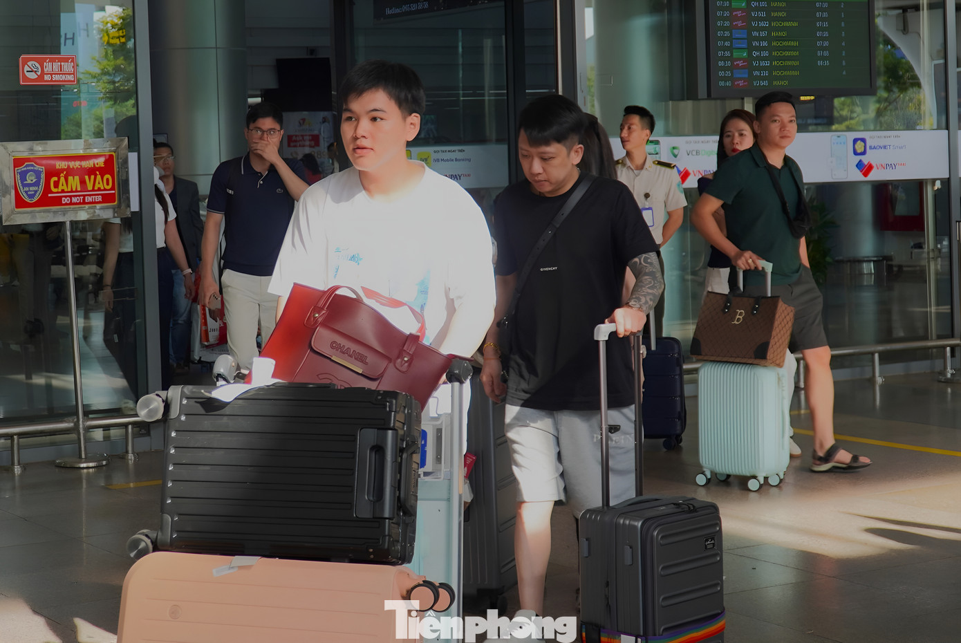 Dịp lễ 30/4-1/5, sân bay Đà Nẵng mỗi ngày có khoảng 262 lượt cất-hạ cánh với hàng ngàn du khách. Ảnh: Thanh Hiền. Dịp lễ 30/4-1/5, sân bay Đà Nẵng mỗi ngày có khoảng 262 lượt cất-hạ cánh với hàng ngàn du khách. Ảnh: Thanh Hiền.