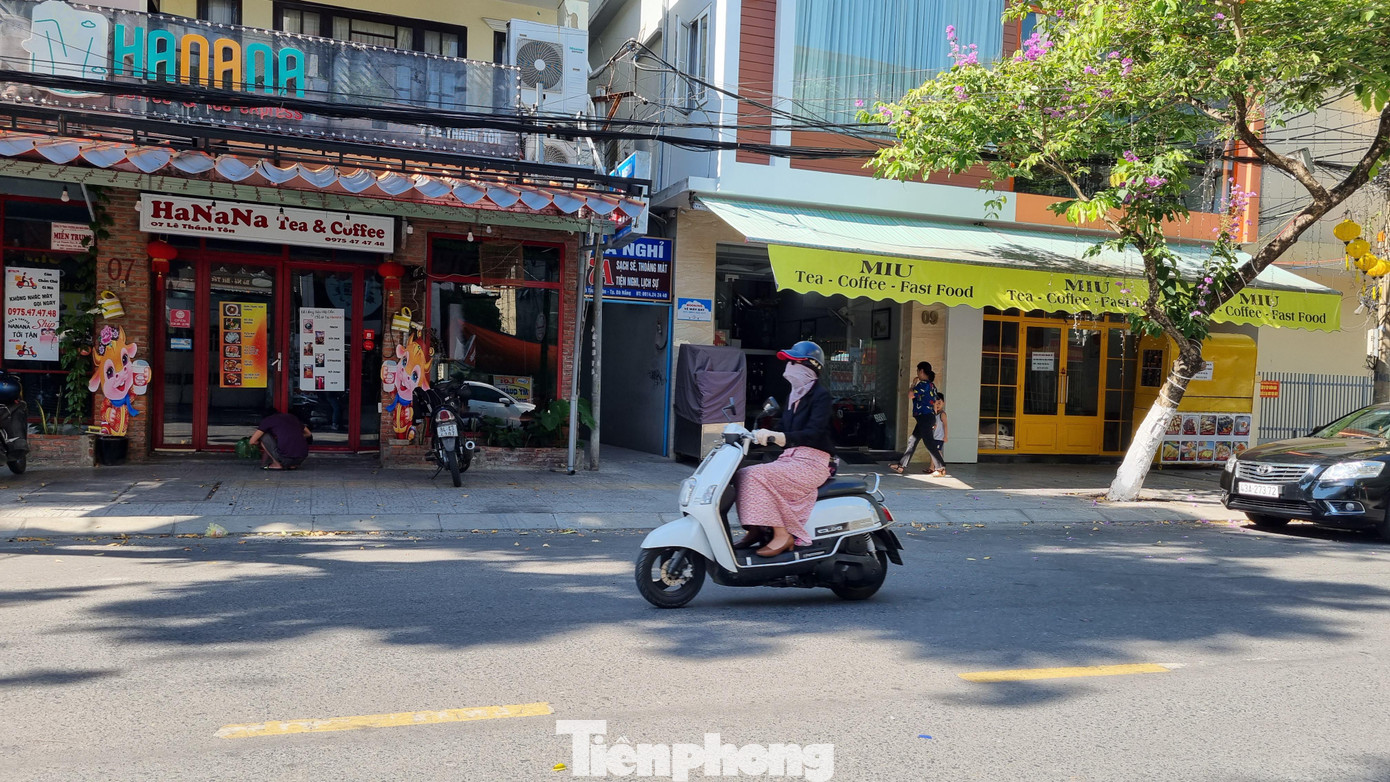 Rất nhiều hàng quán đóng cửa. Ảnh: Thanh Trần.