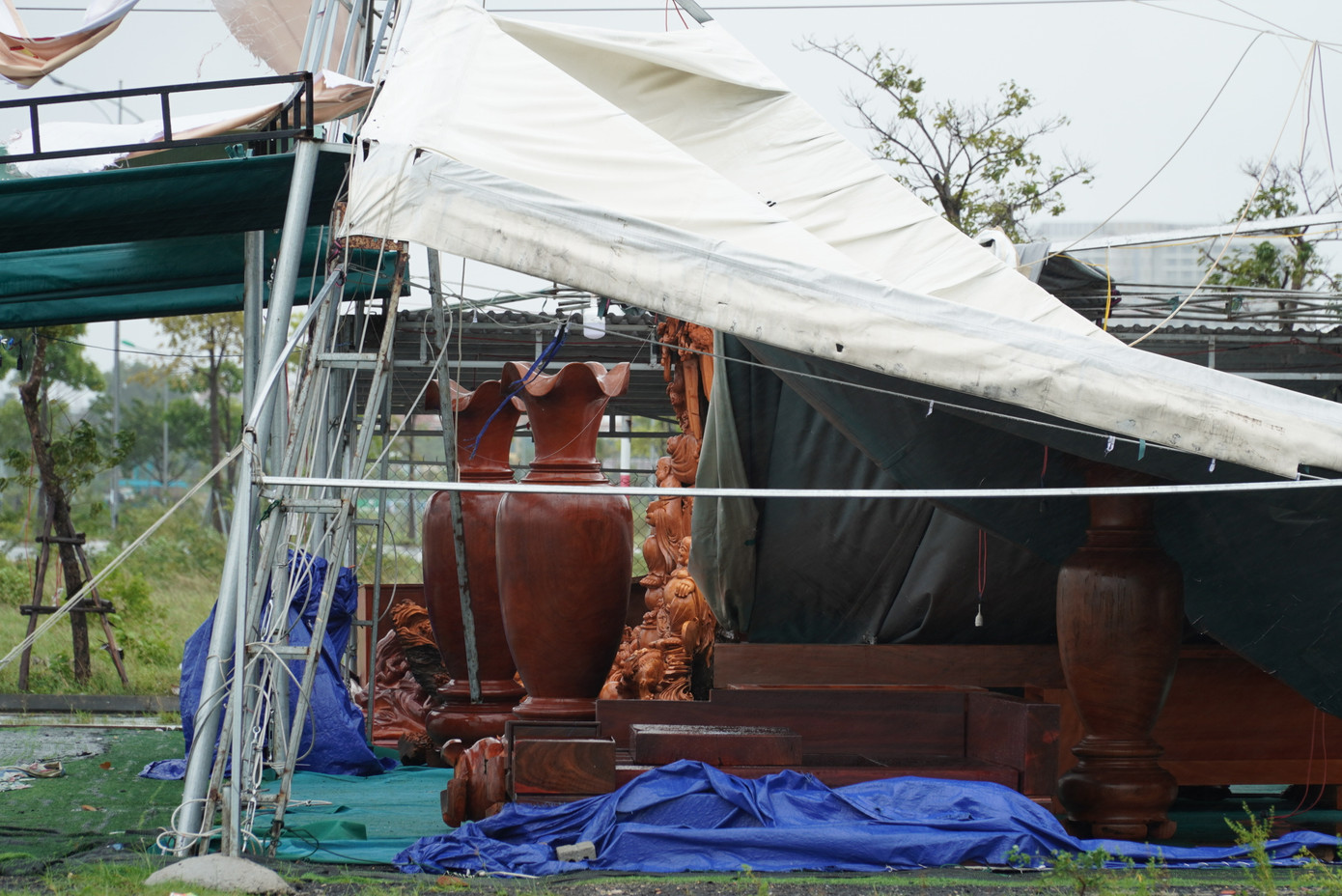 Kho hàng sản phẩm nội thất rộng khoảng 500m2 sau cơn bão. Trước khi bão vào, khu nhà khung sắt này đã được neo chằng, gia cố lại kỹ càng nhưng vẫn không trụ được. Kho hàng sản phẩm nội thất rộng khoảng 500m2 sau cơn bão. Trước khi bão vào, khu nhà khung sắt này đã được neo chằng, gia cố lại kỹ càng nhưng vẫn không trụ được.