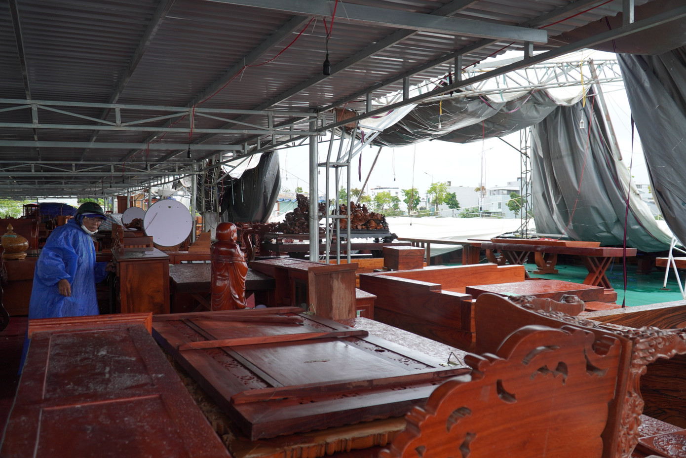 Kho hàng sản phẩm nội thất rộng khoảng 500m2 sau cơn bão. Trước khi bão vào, khu nhà khung sắt này đã được neo chằng, gia cố lại kỹ càng nhưng vẫn không trụ được. Kho hàng sản phẩm nội thất rộng khoảng 500m2 sau cơn bão. Trước khi bão vào, khu nhà khung sắt này đã được neo chằng, gia cố lại kỹ càng nhưng vẫn không trụ được.