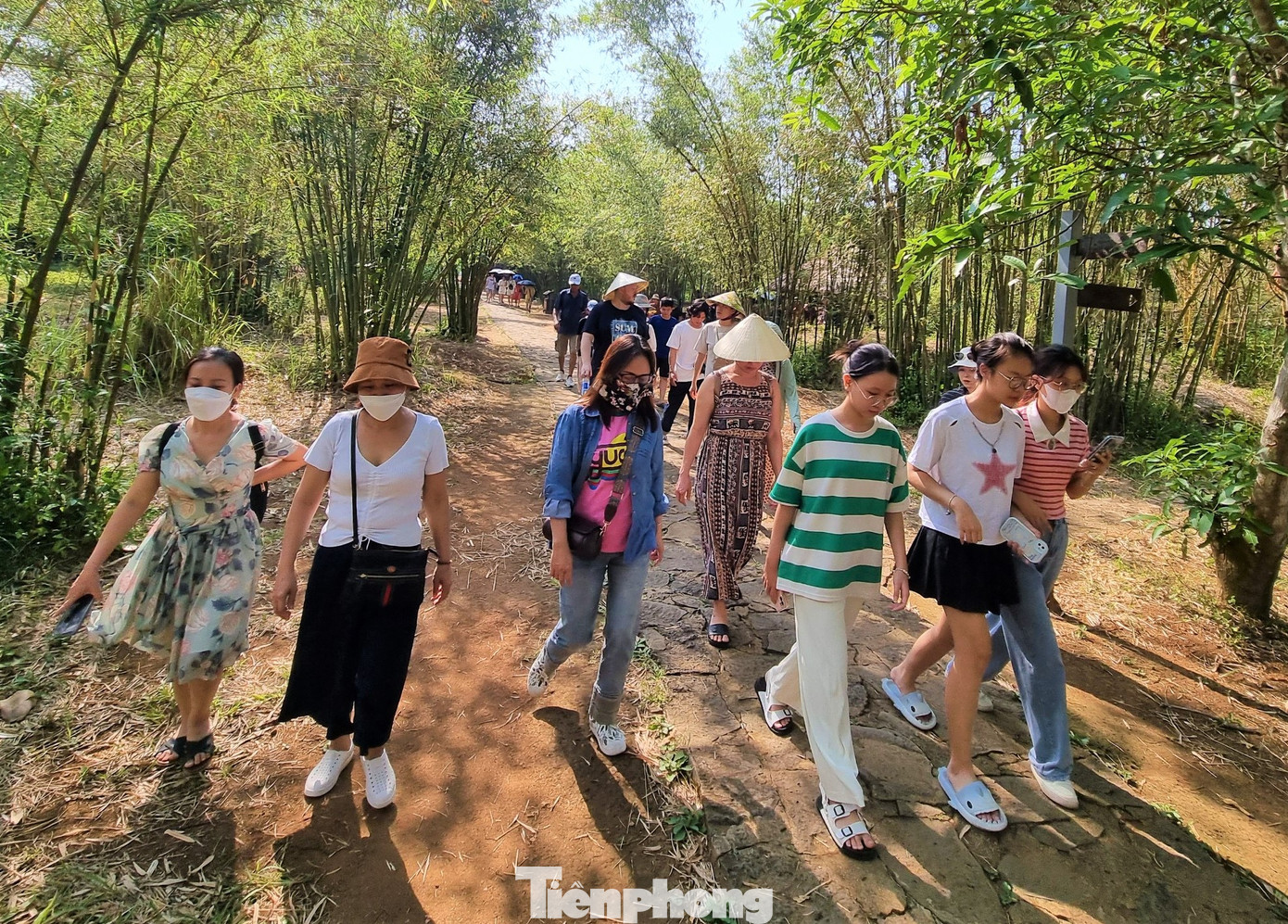 Đoàn người nối tiếp nhau vào thăm địa đạo Vịnh Mốc dịp lễ. Ảnh: Thanh Trần