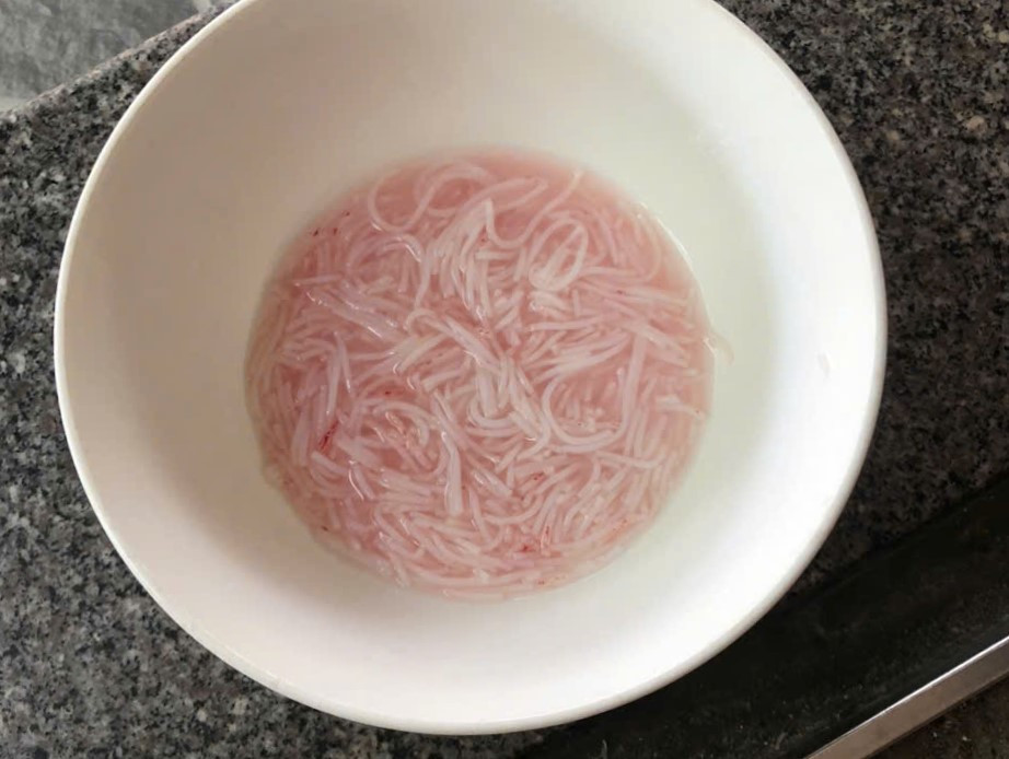Bún ngâm trong nước làm nước chuyển màu.