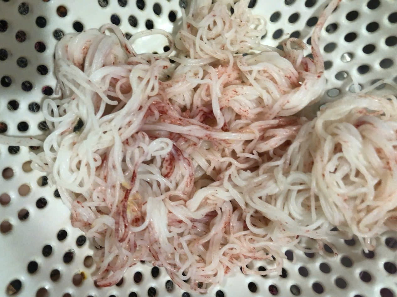 Số bún nhà bà L. để lại chuyển sang màu đỏ đậm.