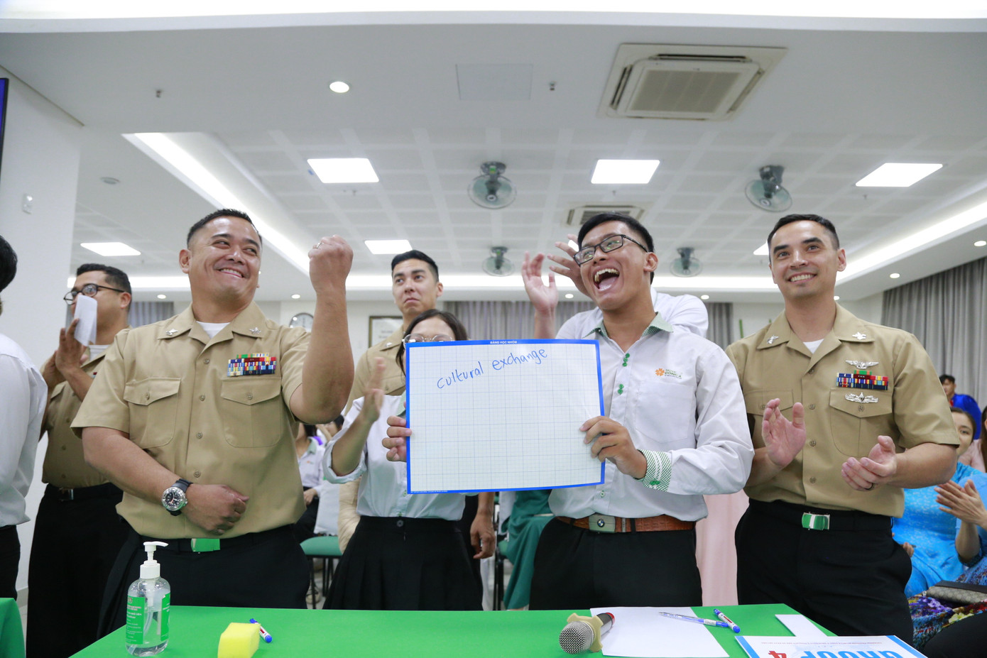 Đoàn thủy thủ còn chia đội, chơi trò giải đáp các ô chữ với chủ đề liên quan đến văn hóa Việt Nam.