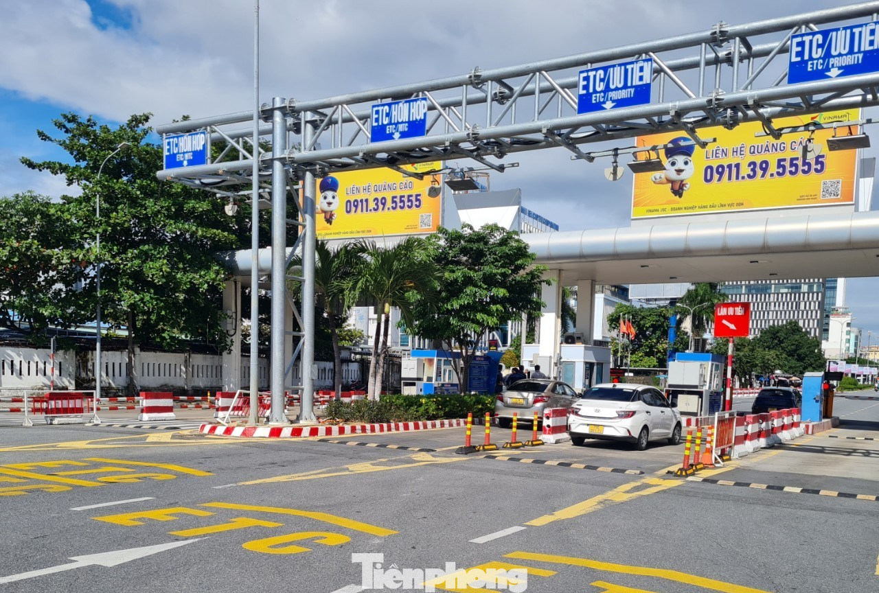 Việc thu phí không dừng góp phần giảm ùn tắc, các phương tiện lưu thông nhanh chóng thuận lợi. Việc thu phí không dừng góp phần giảm ùn tắc, các phương tiện lưu thông nhanh chóng thuận lợi.